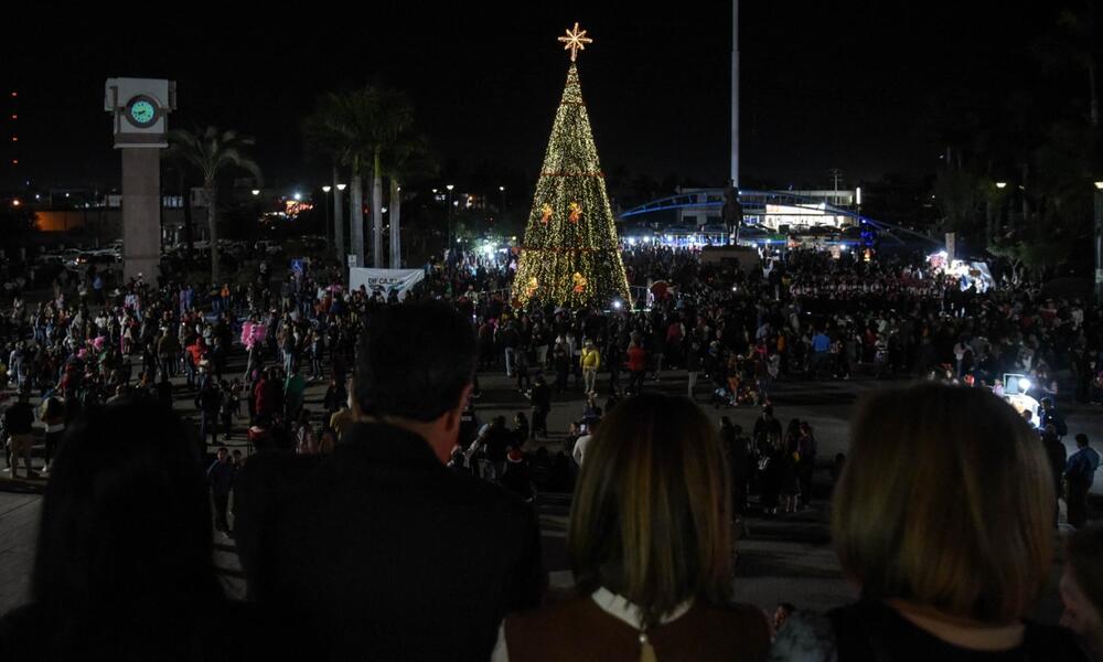 Cajeme se ilumina con el tradicional encendido del árbol navideño 